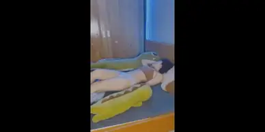 Lagi Santai Di Kamar, Doi Tiba-tiba Minta Ngewe Brutal Sampe Basah